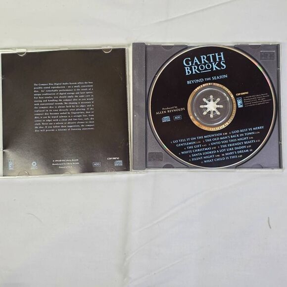 Garth Brooks Beyond The Season CD Christmas Album - Picture 2 of 3